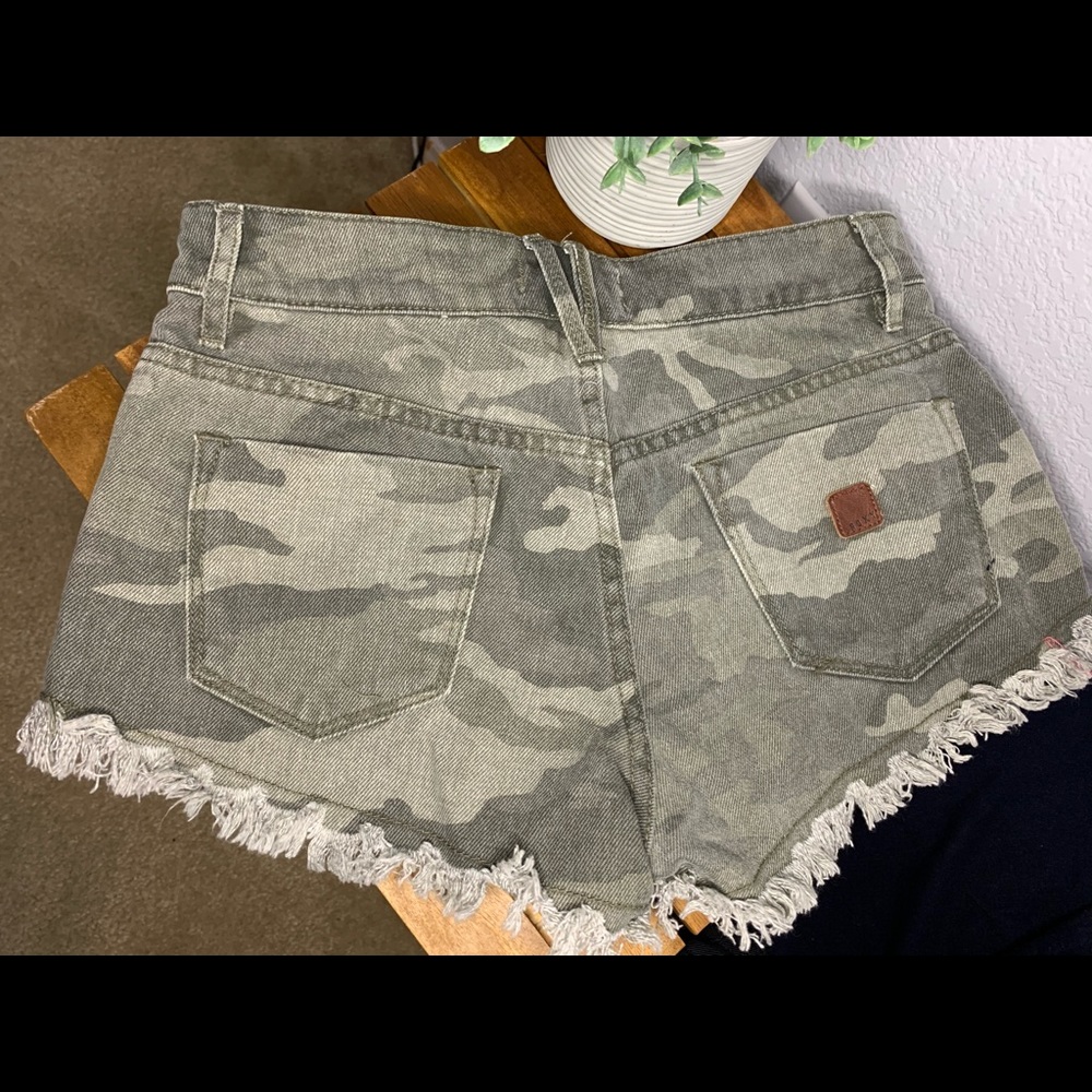 *Bundle* Roxy & Levis Shorts - Picture 3 of 5
